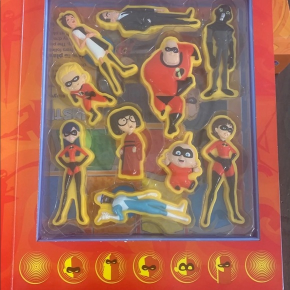 Disney Incredibles 2 busy book w/10 game pieces - Picture 2 of 7